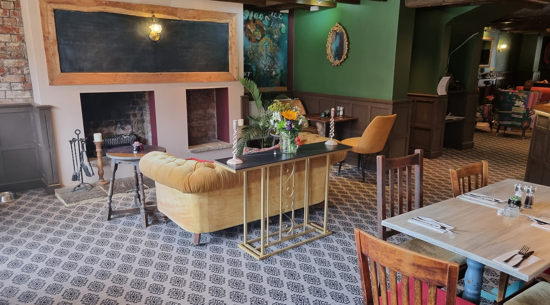 About Us | The Bees Knees Pub Cirencester